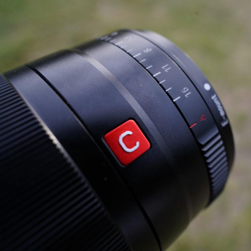 vista superior del Viltrox 56mm f/1.4 STM objetivo Viltrox 56mm f/1.4 STM