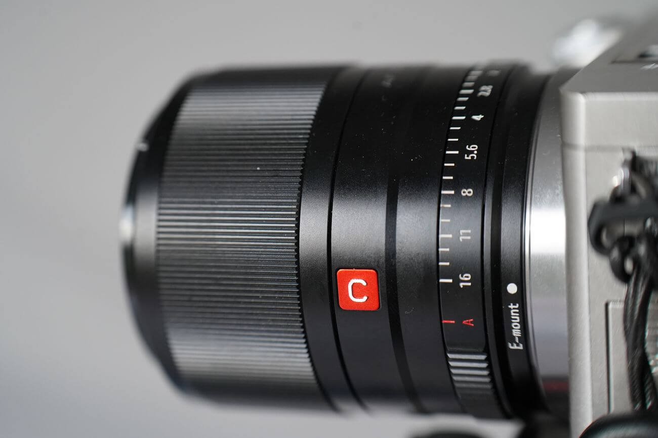vista general viltrox 56mm f/1.4 STM viltrox 56mm f/1.4 STM visto de lado
